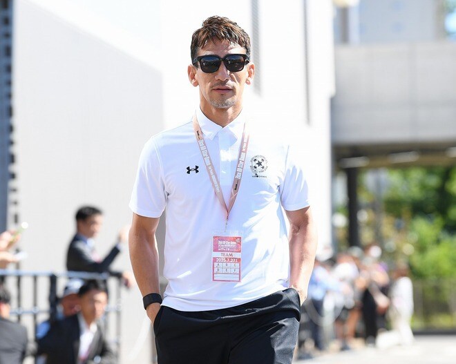 赤い文字で「中田一号」。一瞬に込められた美学。花火玉を手に持つ中田英寿に「格好良い」「サッカーボールより、少し大きい？」など脚光