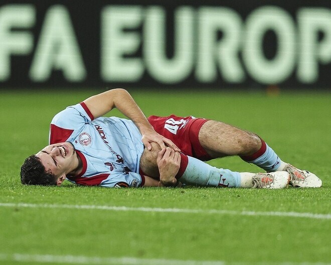 「胸が張り裂ける思いだ」フェイエノールトに悲報。息子が右ひざを押さえて倒れ込む...父のファン・ペルシ監督は憂慮「軽傷であるのを願っている」