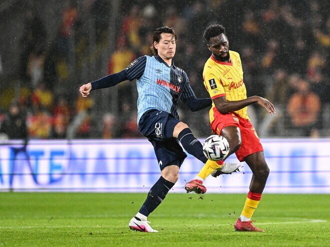 「万能型DFが重要な役割を果たした」フランスで評価を高める25歳日本代表、チームは敗戦も現地メディアがまたしても称賛！「持ち前のテクニックで解決策を見出した」