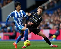 「わずかに枠を外れた」５戦連続先発の三笘薫は、決定機を迎えるも仕留め切れず。現地採点は６「素晴らしいとは言えなかった」