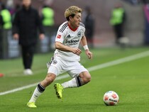 「これがブンデスで最も期待された１人なのか？」ドイツ強豪が公式戦４連敗＆８試合勝ちなし…日本代表MFに現地メディアが辛口「自信が欠け、妙に臆病」「パスはほぼすべてがミス」