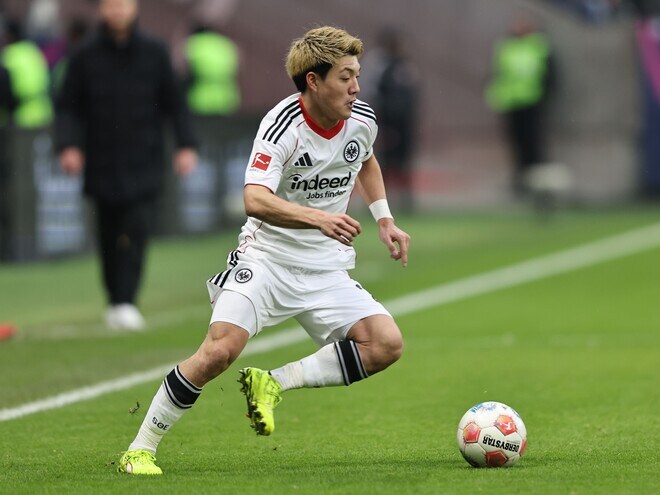 「これがブンデスで最も期待された１人なのか？」ドイツ強豪が公式戦４連敗＆８試合勝ちなし…日本代表MFに現地メディアが辛口「自信が欠け、妙に臆病」「パスはほぼすべてがミス」