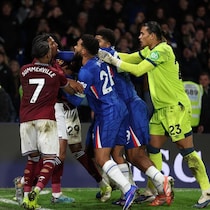 「首を掴んで一発退場」プレミアで乱闘勃発！ ATに劇的逆転弾→試合終了間際に衝突「人形のように地面に投げ飛ばした」