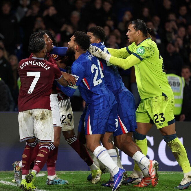 「首を掴んで一発退場」プレミアで乱闘勃発！ ATに劇的逆転弾→試合終了間際に衝突「人形のように地面に投げ飛ばした」