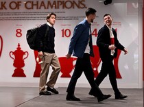 「サラーは電車の運転手」「キエーザは教師」リバプールが人気ブランドと“初の試み”も…ファンからは非難轟々「ひどい服だ」「恥ずかしい」