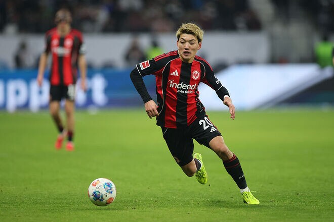 大ブーイングも…守備崩壊で絶不調のドイツ名門で日本代表10番も苦戦。パスをもらえず、ボールを受けても…【現地発】