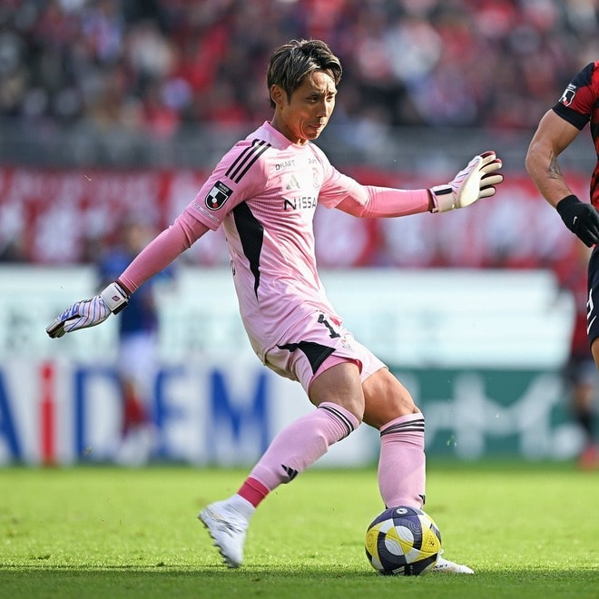 開幕戦でまさか! マリノス守護神が2失点→21分に負傷交代。鋭く飛び出したエリキと接触