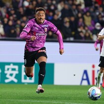 「ファールにならないの？」京都の同点弾につながるタッチライン際の攻防。元日本代表DFが疑問「後ろからかなり押されてるけど」