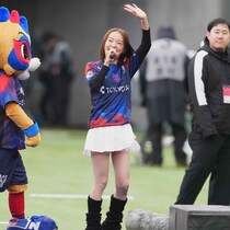 「かわいすぎる～」“伝説の歌姫”が味スタに降臨！ 代表曲『BE TOGETHER』披露「綺麗だ」「懐かしすぎる」の声