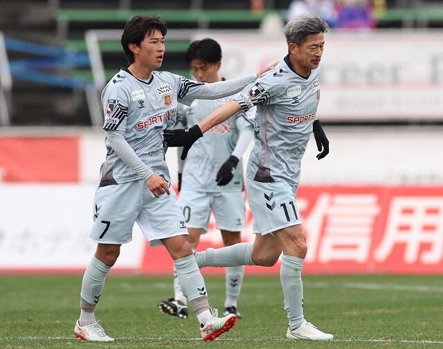 J３福島加入の58歳カズ、先発もシュート０で20分に交代…相手OBは「前線で起点になるプレーもあった」とコメント。プロ41年目、チームに与える影響力は「かなり大きい」