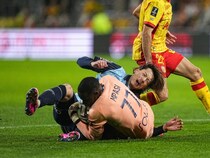 「肋骨に重傷」日本サッカー界にまた“悲報”…躍動していた日本代表DFが戦線離脱へ　指揮官は負傷後のプレー続行に驚愕「人間ではない」