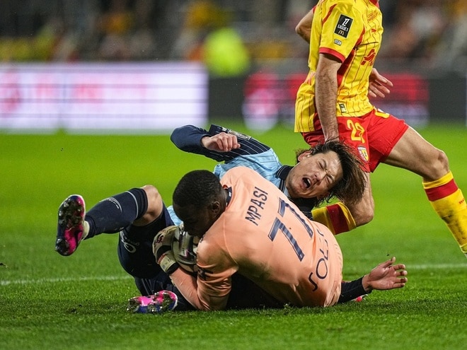 「肋骨に重傷」日本サッカー界にまた“悲報”…躍動していた日本代表DFが戦線離脱へ　指揮官は負傷後のプレー続行に驚愕「人間ではない」