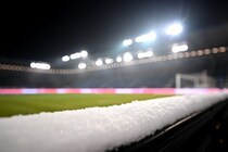 降雪・積雪の影響で３試合が中止。他のスタジアムは？ 東京V、鹿児島が雪に覆われたピッチを公開。試合は開催されるのか【百年構想リーグ】