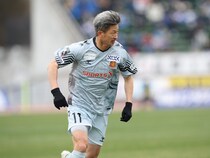 「地位を確固たるものにした」58歳でJのピッチに立ったカズに海外メディアも驚愕！「若きスターが台頭するサッカー界において…」