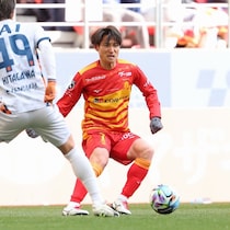 名古屋にアクシデント。和泉竜司がピッチに座り込み、無念の途中交代。右足を痛めたか。担架で運ばれてピッチを後に