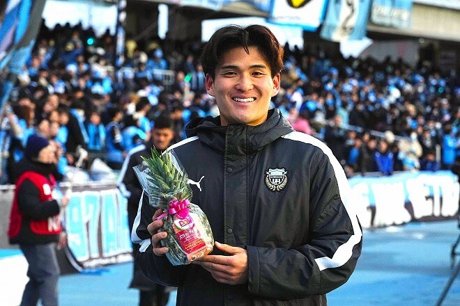 スタジアムが湧いた川崎アカデミー育ちのDF松長根悠仁のゴールの裏側。喜びを爆発させた吉田勇樹コーチとスタンドにいた福島の面々らへの想い