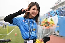 「天使すぎる」「素敵な笑顔」スタジアムMCを卒業の人気モデル、キュートな笑顔の“花束ショット”に惜別の声「またどこかで会えますように」