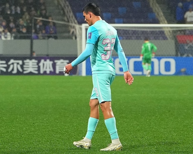 「逆神の手」「流石にダメだろ」ジョホールDFが衝撃の一発レッド！ 前田のヘディングシュートを...「バレーボールのアタックじゃん」などファンびっくり【ACLE】