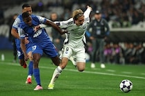 「悲惨なスタート！」ACLE町田戦、上海申花は１分も経たずにPK献上！ いきなりの失策に母国落胆「何考えてんだよ」「３分で０－１？ 90分ならどうなるんだよ...」