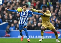 「お前は何も分かっていない」14位に転落した三笘所属ブライトン、“ゴタゴタ続き”の宿敵とのダービーにも敗れて32歳指揮官に大ブーイング…擁護した番記者にも批判が殺到【現地発】