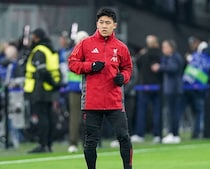 「もう十分だ。スターを戻せ」 “守備崩壊”のプレミア王者は日本代表主将を起用せよ！地元メディアが苦言「相手は信じられないほど簡単」