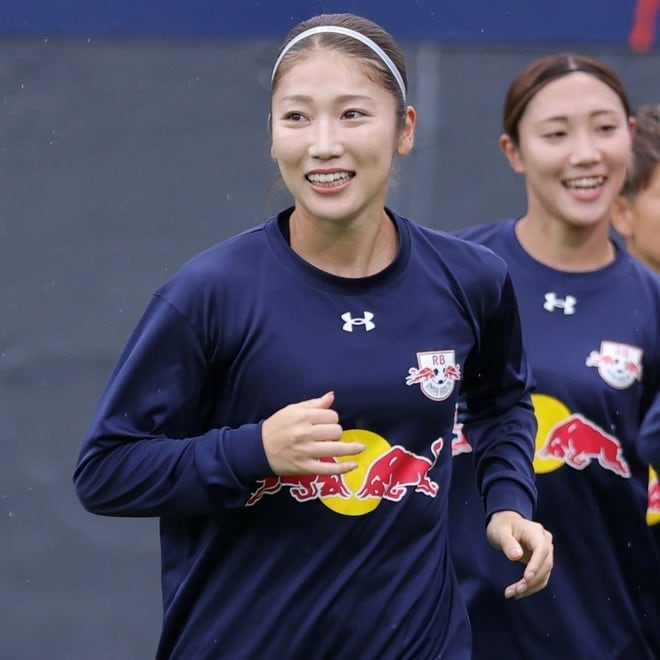 WEリーガー仲田歩夢「驚きのすっぴん」。寝起き→完璧メイクに反響「モデルさんみたい」「お化粧前も後も、どちらも素敵」