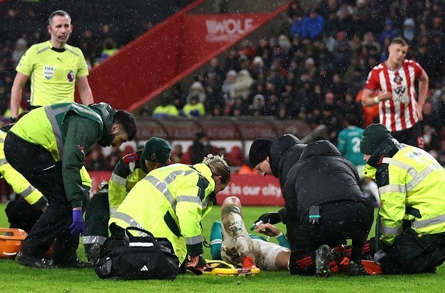 「良くなさそうだ。残念ながらかなり長い間離脱するだろう」リバプール指揮官が負傷交代した遠藤航に言及。一度はプレー続行「メンタルの強さに感服した」