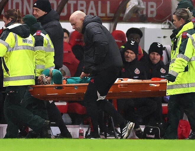 「恐ろしい負傷」「リバプールは大打撃だ」長期離脱へ…日本代表主将の怪我に現地も騒然　受傷後の行動に驚き「プレーを続けるつもりだった」