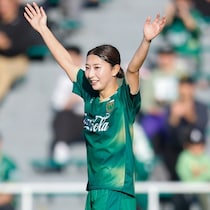 「笑顔天使すぎる」なでしこ塩越柚歩が味スタ降臨！ タオルを羽織った“自然体ショット”に反響「柚姫」「もしかして…」