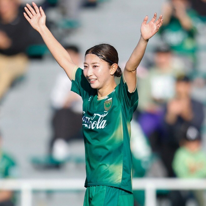 「笑顔天使すぎる」なでしこ塩越柚歩が味スタ降臨！ タオルを羽織った“自然体ショット”に反響「柚姫」「もしかして…」