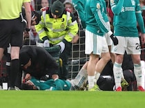 「目頭が熱くなった」「大打撃だ」状態は深刻か…遠藤航の負傷に現地ファンも心痛「チームのために心と魂を捧げているのに本当に辛い」