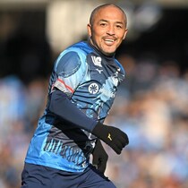 「新しい相棒がやってきた」天才・小野伸二がお披露目した“最新鋭高級車”にファン羨望！「カックウィー」「よく似合ってます！」