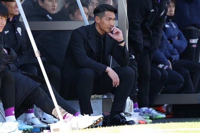「何飲んでるの」「コーヒー？」藤枝の槙野智章監督、試合中にまさかの“カフェタイム”!? SNSで考察合戦勃発「マテ茶飲んでない」
