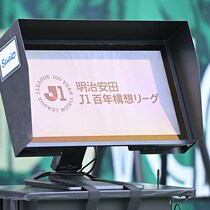 VAR介入でざわつくスタジアム。「９分15秒→17分36秒」異例の“８分21秒間”中断【FC東京対浦和】