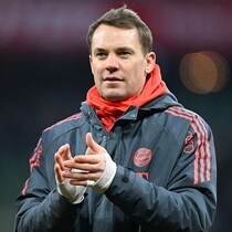 「一体何が起こっているのか」「異例」まさか！独王者の伝説守護神が突然の“HT交代”で現地騒然！前半のみで下がった理由は…