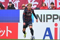 鹿島今季初勝利につながった決勝弾の裏側。アシストした小川諒也と後輩SB溝口修平の印象的な抱擁