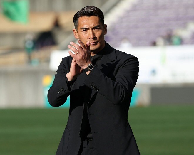 試合中も専用のアイテムでマテ茶。なぜ？ 藤枝・槙野監督に聞いてみた「そんなに気になります？」