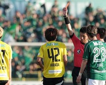 「個人的にはレッドカードでも妥当」レイソル原田亘の退場処分に元日本代表DFが私見「受傷リスクの高いコンタクトだった」