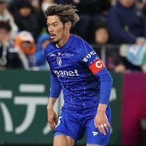 「やばいかっこよ」「羨ましいなー」元日本代表MFの高級“新愛車”とのショットが話題！「確か１番低いモデルでも…」