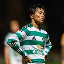 「W杯の代表メンバーに選ばれないと危惧する者もいる」欧州名門でレギュラー落ちの日本人MF、指揮官は復調を願う「かつての自分を取り戻さなければならない」
