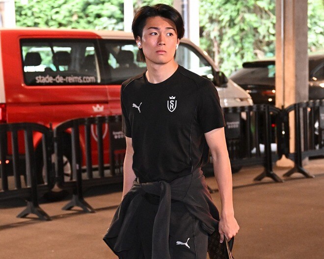 「サッカープレイヤーとファッショニスタの二刀流」日本代表MFがパリのファッションショーに来場。公開した貴重なショットに反響「かっこよすぎます」「めちゃ似合ってます」
