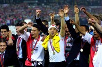 「フェイエでプレーした最高の選手！」「本物のヒーローだ」日本人レジェンドの帰還に現地ファン興奮！ 元同僚も反応「この世界線...凄すぎる」