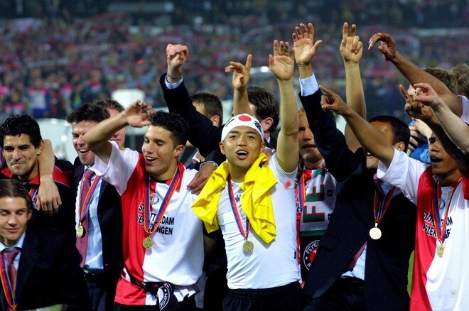 「フェイエでプレーした最高の選手！」「本物のヒーローだ」日本人レジェンドの帰還に現地ファン興奮！ 元同僚も反応「この世界線...凄すぎる」