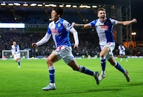 「歓喜の渦を巻き起こした」英古豪の29歳日本人FWが後半ATに劇的決勝弾！ 現地評価はチームトップタイ「良いインパクトを与えた」