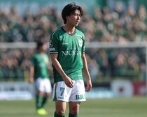 ３連勝狙うヴェルディにアクシデント。開始早々に新７番が無念の負傷交代。激しいタックルをくらい左足首を痛めたか