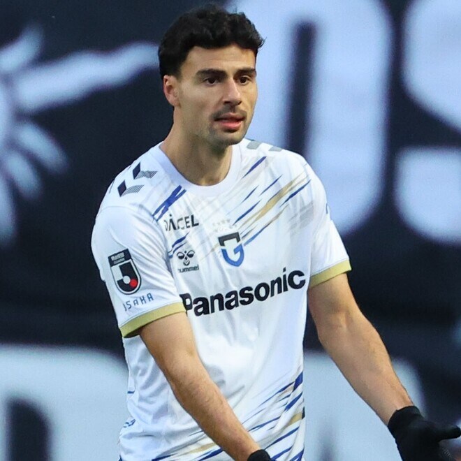 とんでもなく強烈！ G大阪のスウェーデン人アタッカーがGKの頭上を射抜く衝撃弾！ 岡山相手に同点に追いつく