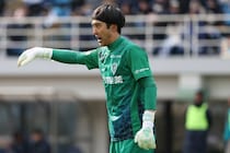 ゴール前で奪われ思わぬ形で…福岡GKが痛恨ミスで先制点献上。ビルドアップでパスカットされて無人のゴールに