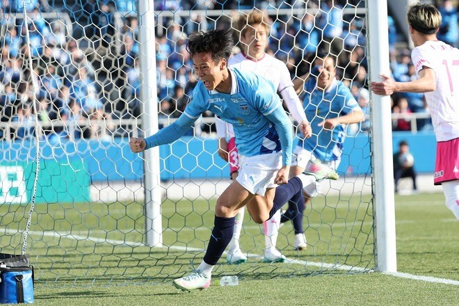 「すごすぎる」「利き足は頭？」衝撃の“ヘッド４発”！ 止まらない横浜FCの 23歳FW、圧巻ゴールラッシュにファン絶句「そろそろ引いてるw」