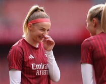 「世界で最も美しいサッカー選手」も絶賛！ 英女子代表FWが黒のボディコンドレスなど華やかな姿を披露。お腹チラリのデニムコーデも