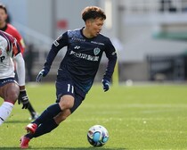 アビスパの見木が危険なタックルで一発レッド。痛がるヴィッセル郷家を心配そうに...